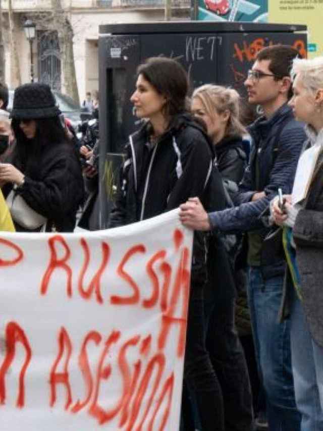 Manifestantes ucranianos contra el ataque ruso protestando en Barcelona / LUIS MIGUEL AÑÓN