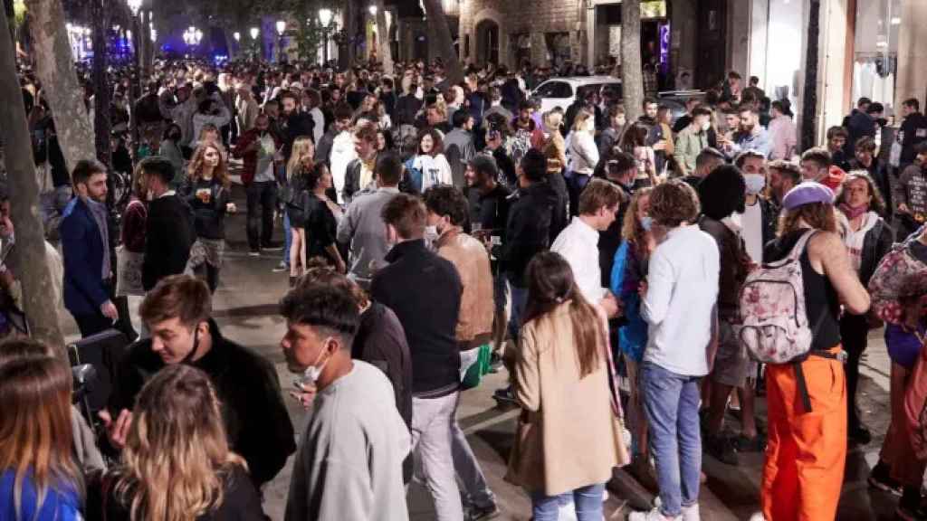 Centenares de jóvenes en un botellón de Barcelona / EFE