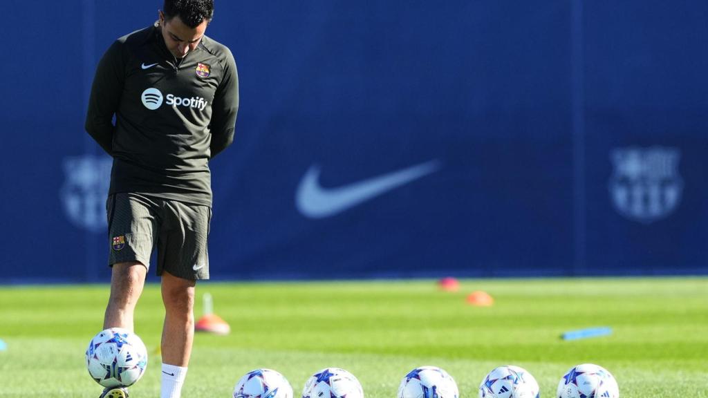 Xavi controla un balón en el entrenamiento del Barça