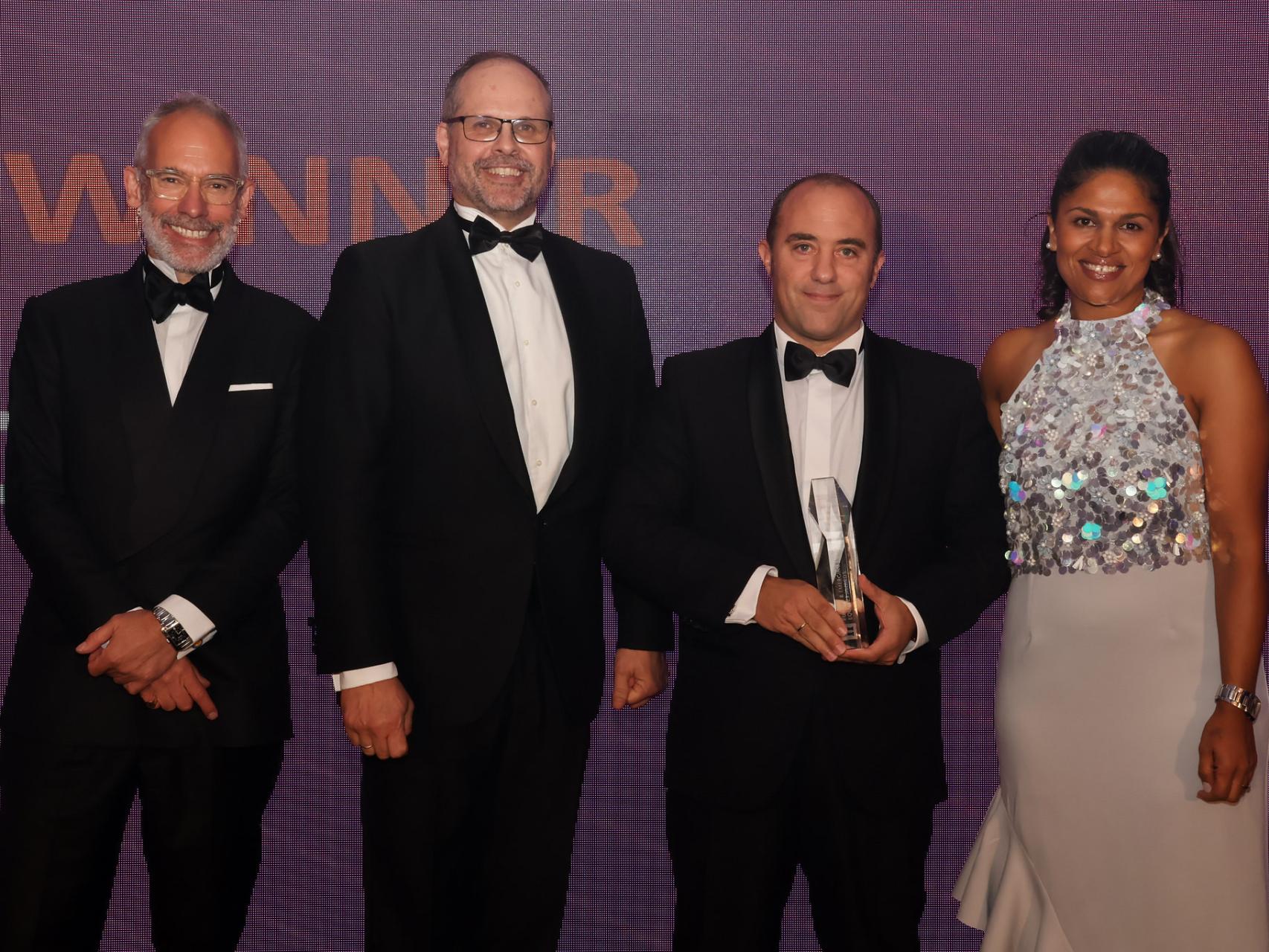 El director de relaciones con inversores y rating de Banco Sabadell, Gerardo Artiach, sostiene el premio junto a miembros del jurado / BANCO SABADELL