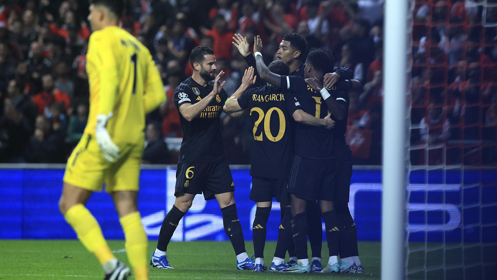Los jugadores del Real Madrid felicitan a Bellingham por su gol contra el Braga
