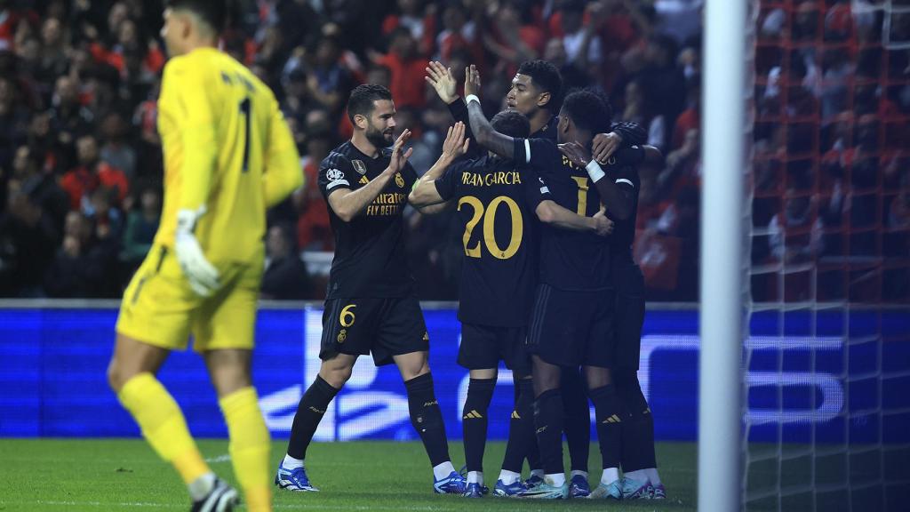 Los jugadores del Real Madrid felicitan a Bellingham por su gol contra el Braga