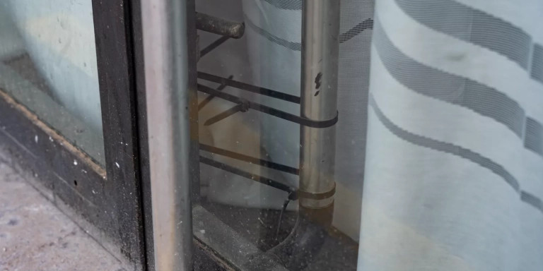 Bridas en las puertas de la estación de Sant Feliu de Llobregat / LUIS MIGUEL AÑÓN