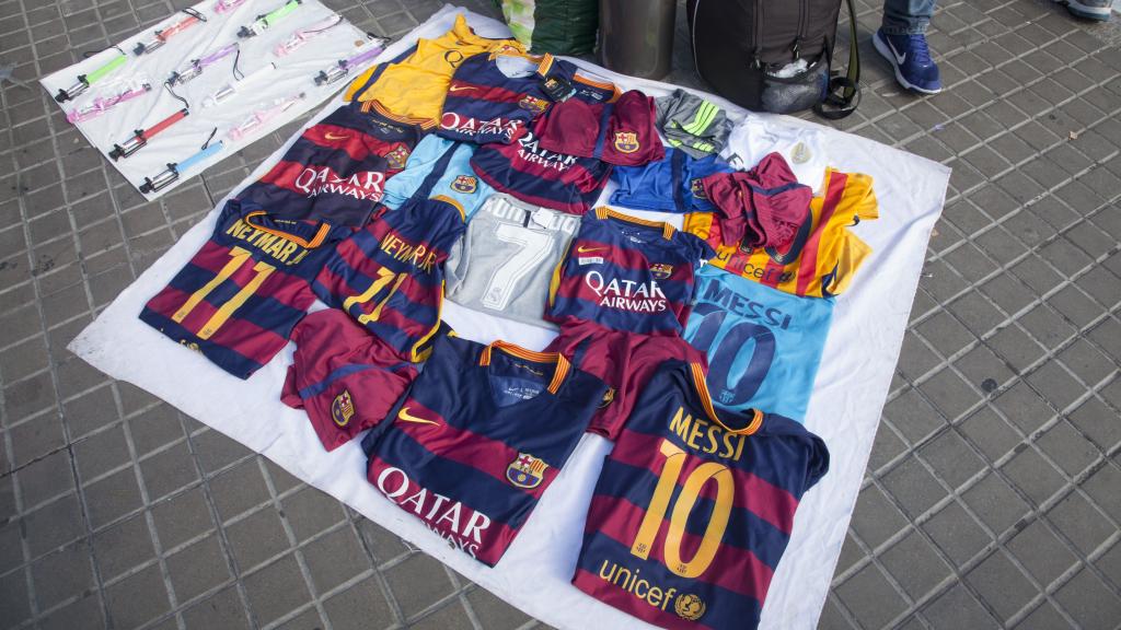 Imagen de archivo de camisetas de fútbol de un puesto ambulante en Barcelona
