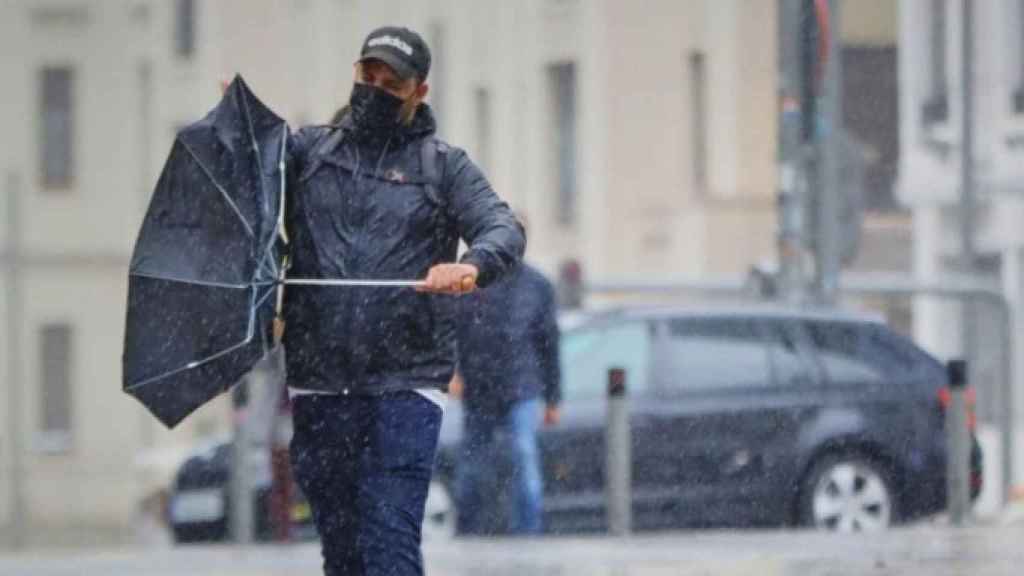 Un home passeja sota la pluja / EUROPA PRESS