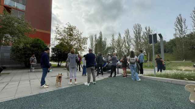 Los vecinos de La Catalana durante el desalojo de los okupas / CEDIDA