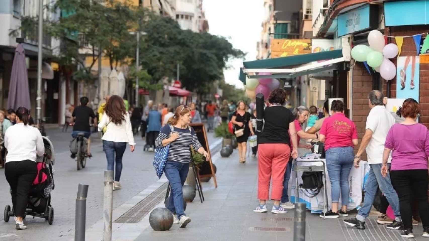 Gente paseando por las calles de Castelldefels / AJ CASTELLDEFELS