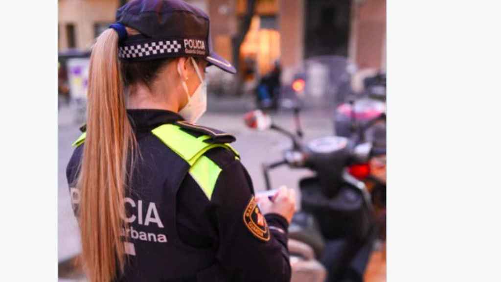 Una agente de la Guardia Urbana denuncia a motos mal aparcadas / TWITTER GUARDIA URBANA