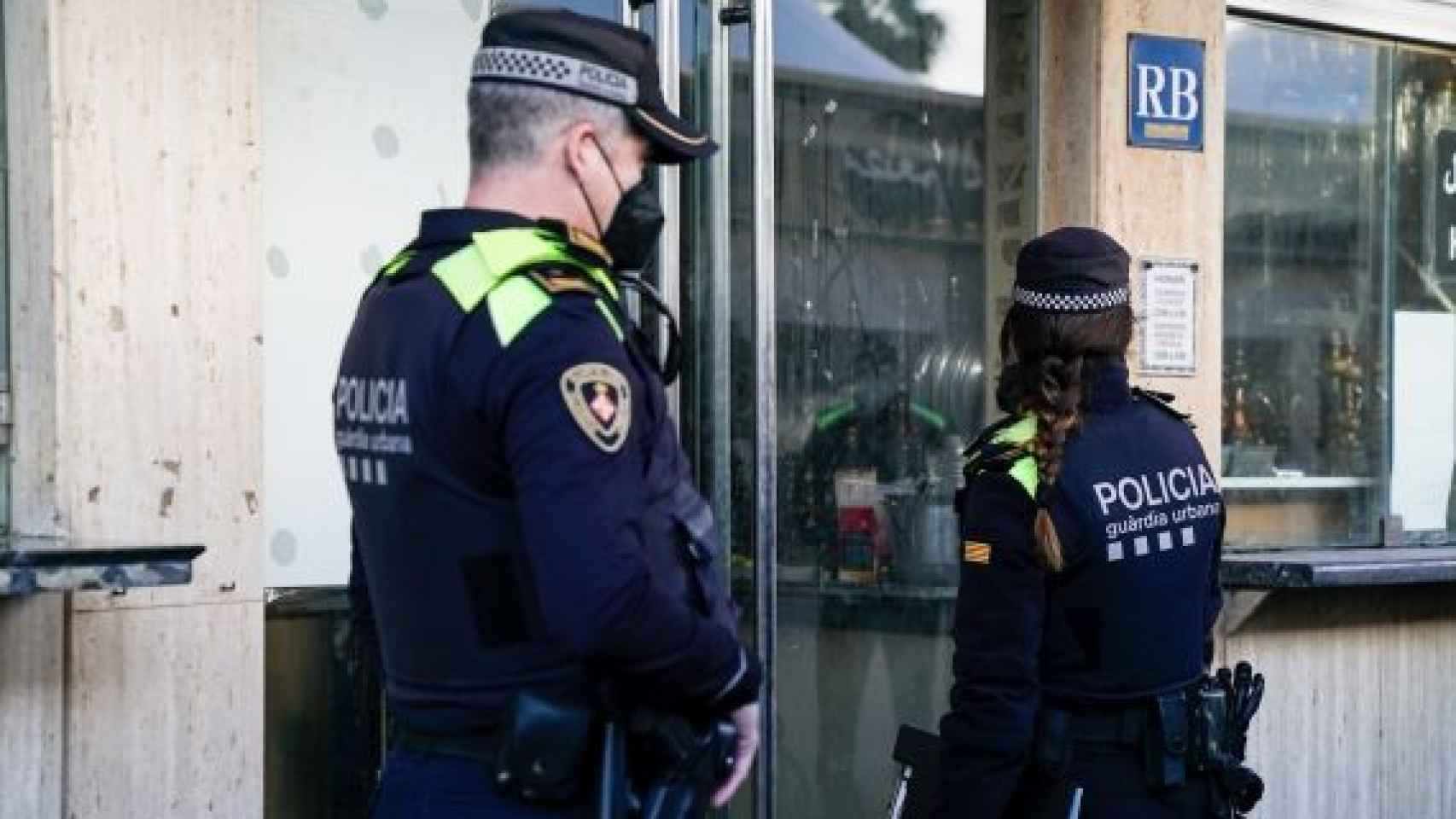 Dos agentes de la Guardia Urbana en una imagen de archivo / GUARDIA URBANA BCN