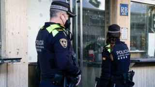 Dos agentes de la Guardia Urbana en una imagen de archivo / GUARDIA URBANA BCN