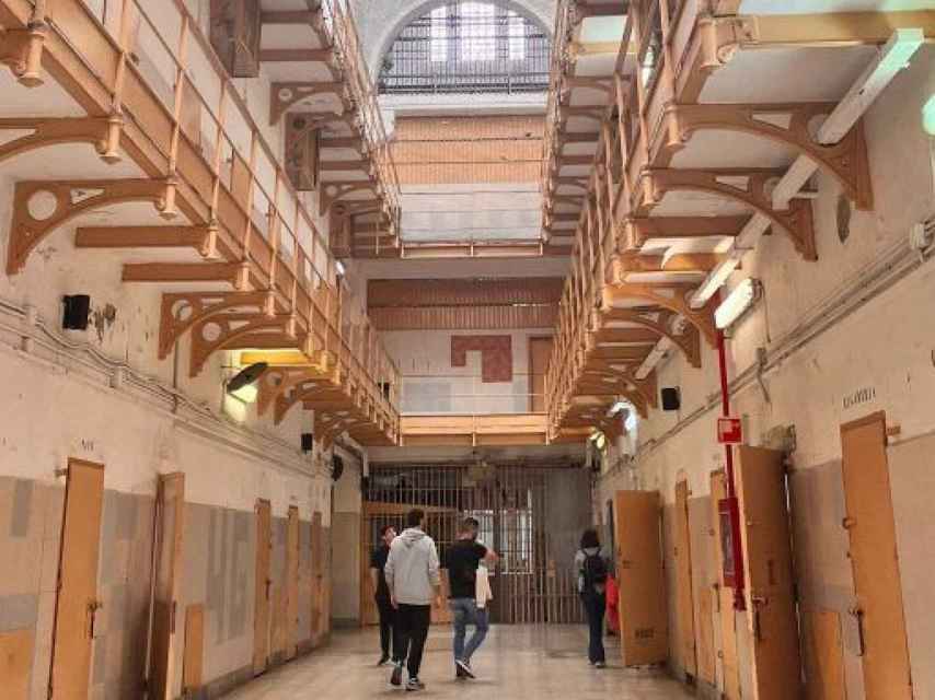 Una de les galeries de la presó La Model durant una visita guiada / ÀNGELA VÁZQUEZ