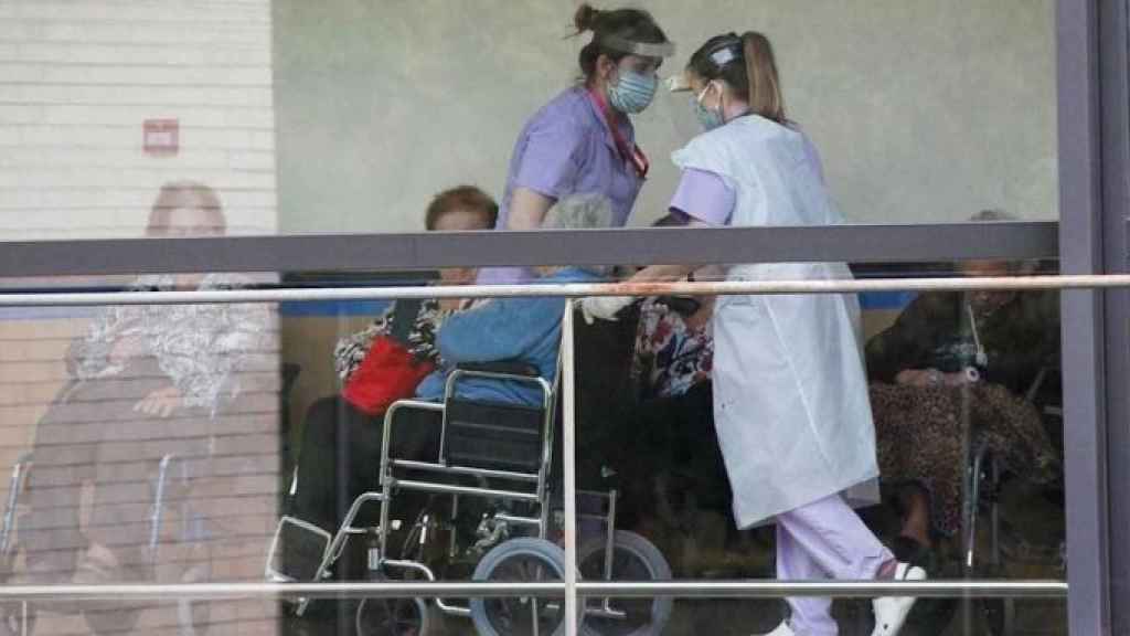 Personal atenent la gent gran d'una de les residències d'avis de Barcelona / EFE