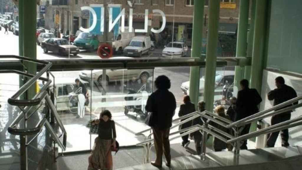 Entrada del Hospital Clinic de Barcelona / HOSPITAL CLÍNIC