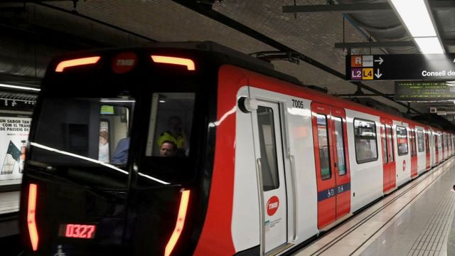 Un tren en el metro de la L3 de Barcelona / TMB