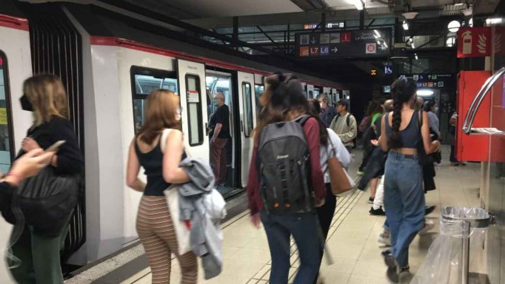 Viajeros en la L1 del metro de Barcelona / RP - METRÓPOLI