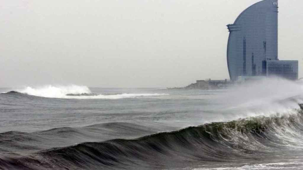 El Ayuntamiento de Barcelona ha prohibido el acceso a los espigones de las playas por el oleaje / EFE