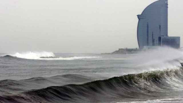 El Ayuntamiento de Barcelona ha prohibido el acceso a los espigones de las playas por el oleaje / EFE