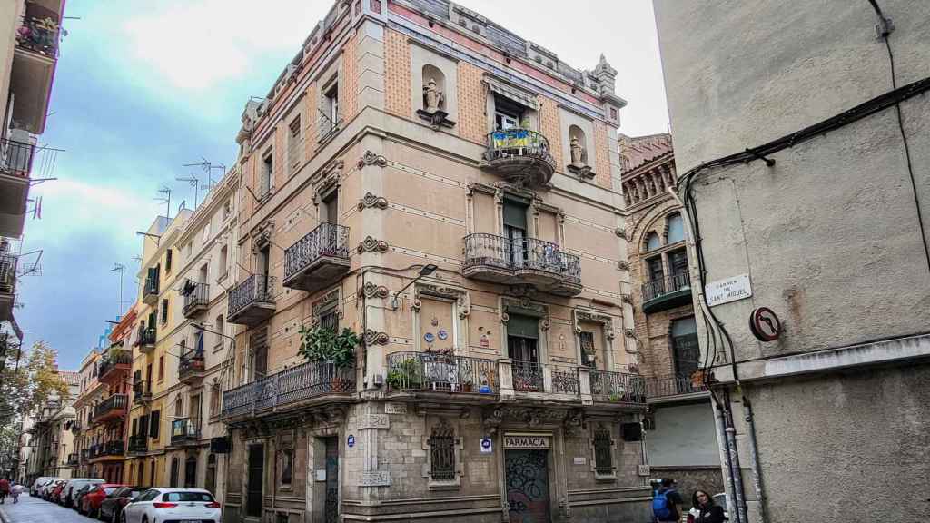 L'edifici de Barcelona amb tres façanes diferents / INMA SANTOS