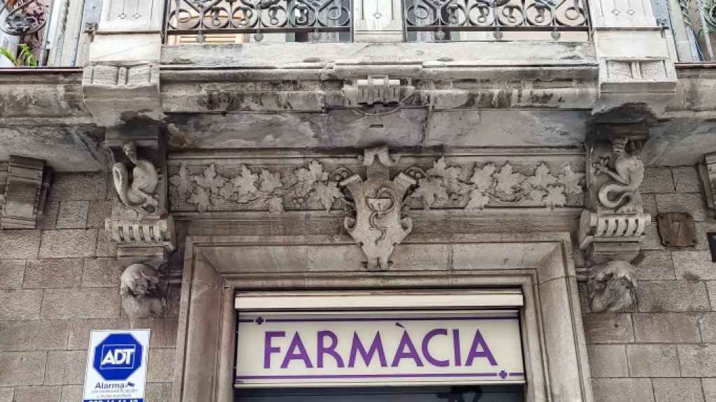 La farmacia que ocupa la planta baja del peculiar edificio de la Barceloneta / INMA SANTOS