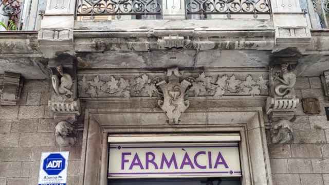 La farmacia que ocupa la planta baja del peculiar edificio de la Barceloneta / INMA SANTOS
