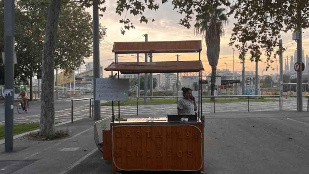 Una parada de castañas en Glòries / PALOMA RODILES