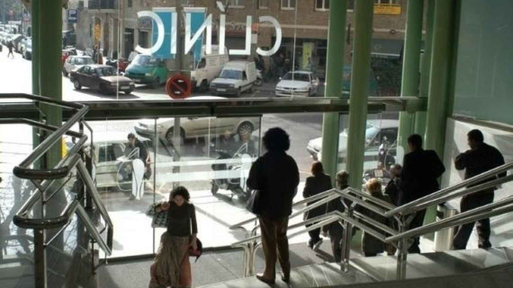 Entrada del Hospital Clinic de Barcelona / HOSPITAL CLÍNIC