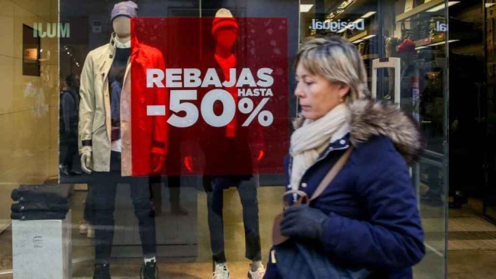 Una mujer pasea frente a un cartel de rebajas en una imagen de archivo / EUROPA PRESS