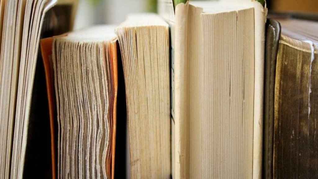 Una selección de libros con encuadernaciones artesanales / Pexels