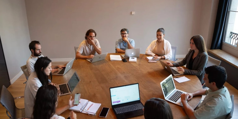 Parte del equipo de Metrópoli durante una reunión / LUIS MIGUEL AÑÓN