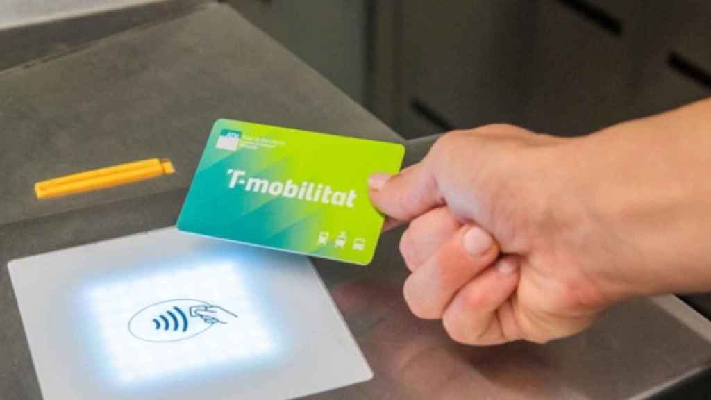 La tarjeta T-Mobilitat / TMB