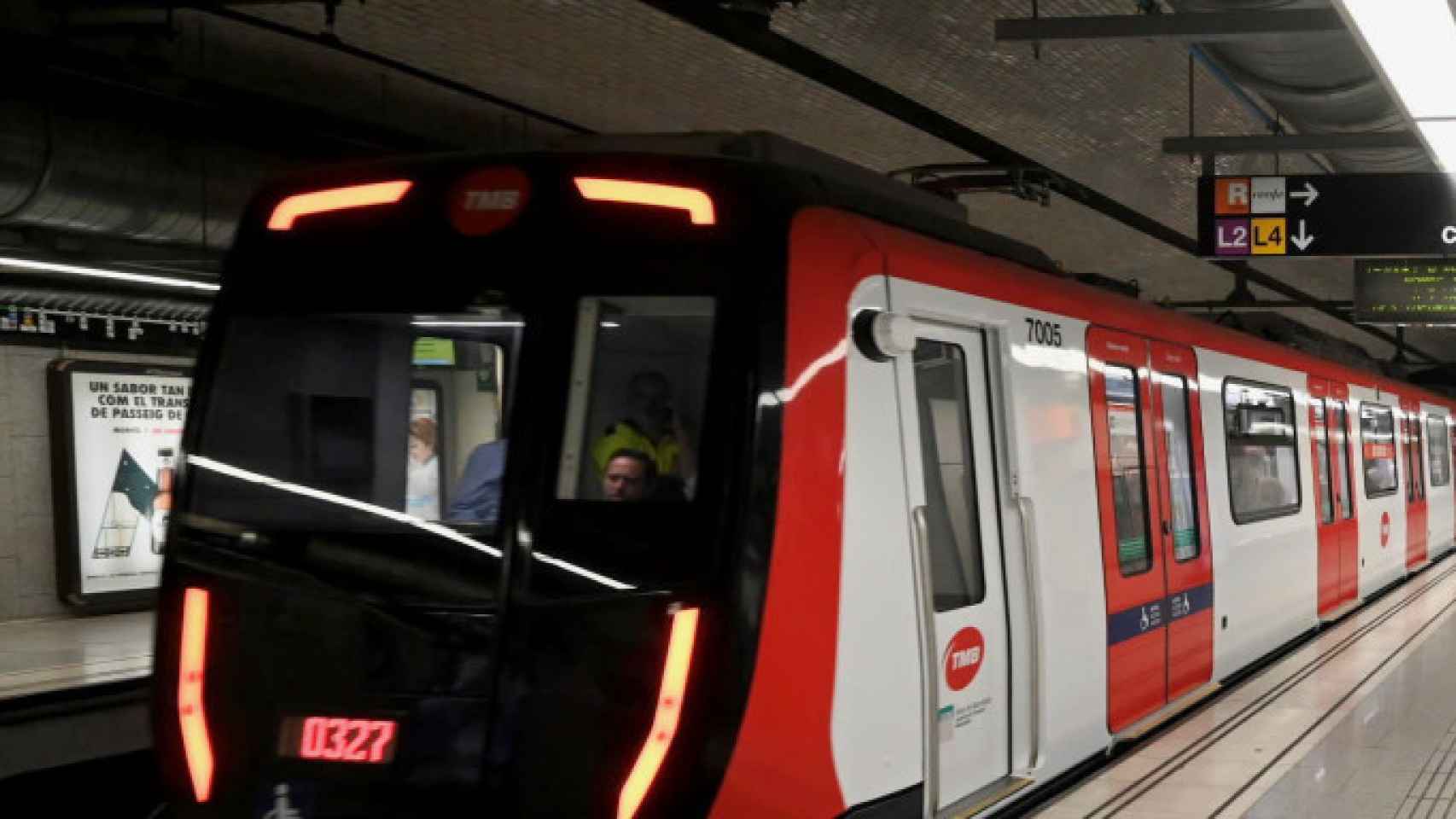 Un tren en el metro de la L3 de Barcelona / TMB