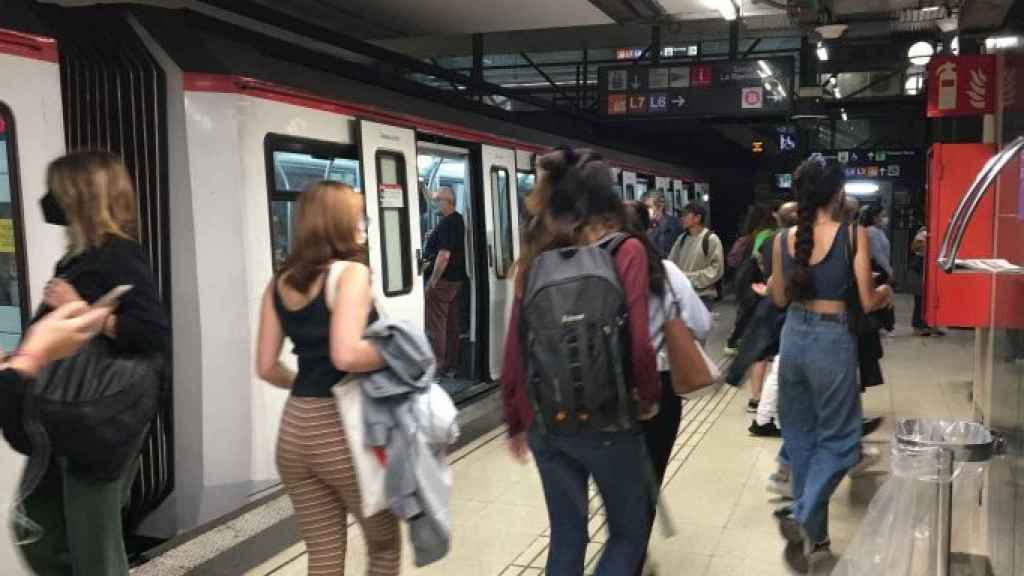 Viajeros en la L1 del metro de Barcelona / RP - METRÓPOLI
