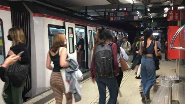 Viajeros en la L1 del metro de Barcelona / RP - METRÓPOLI