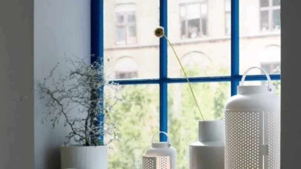Ventanas decoradas con jarrones blancos / IKEA