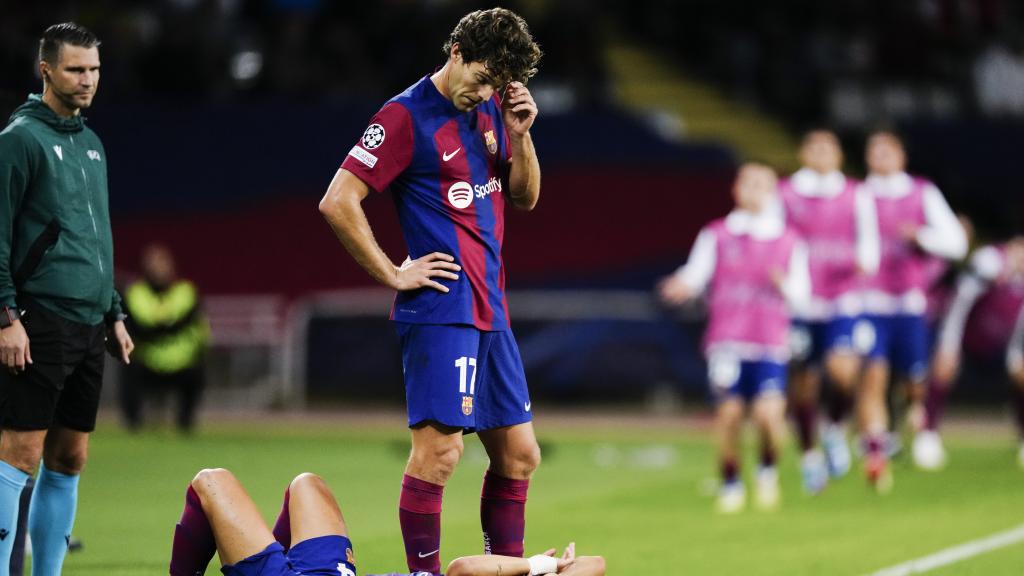 Marcos Alonso observa a Joao Félix sufrir una molestia en el Barça-Shakhtar