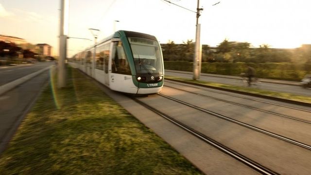 Un tranvía circula por Barcelona / TRAM