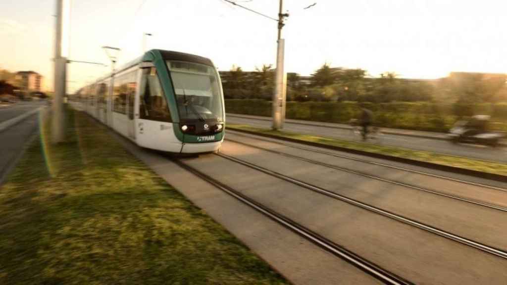 Un tramvia circula per Barcelona / TRAM
