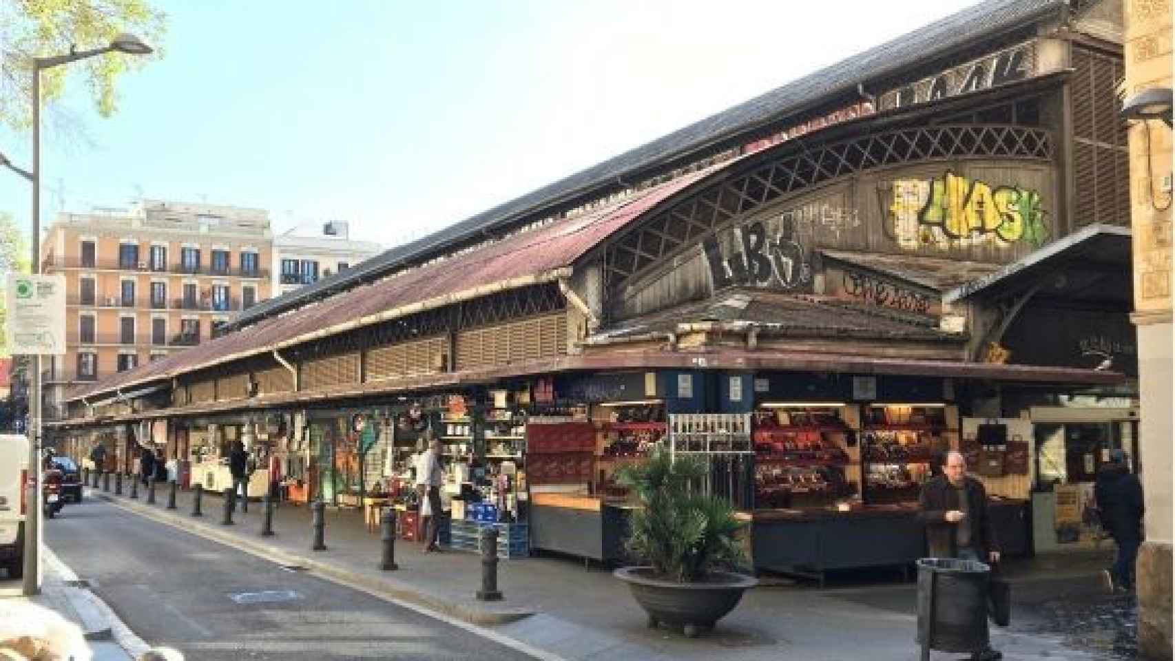El nuevo mercado de l’Abaceria de Gràcia encara su recta final: estructura y cubierta, ya terminadas