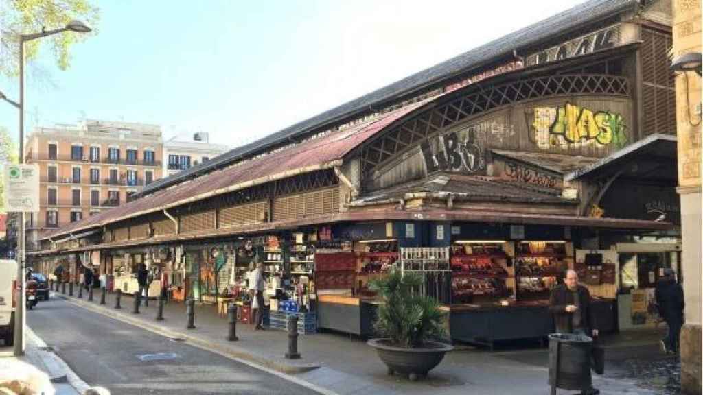 Exterior del mercado de la Abaceria Central, en Travessera de Gràcia / XFDC