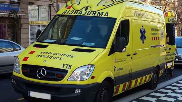 Un motorista choca contra una ambulancia