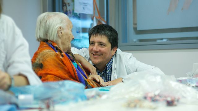 Un profesional atiende a una paciente