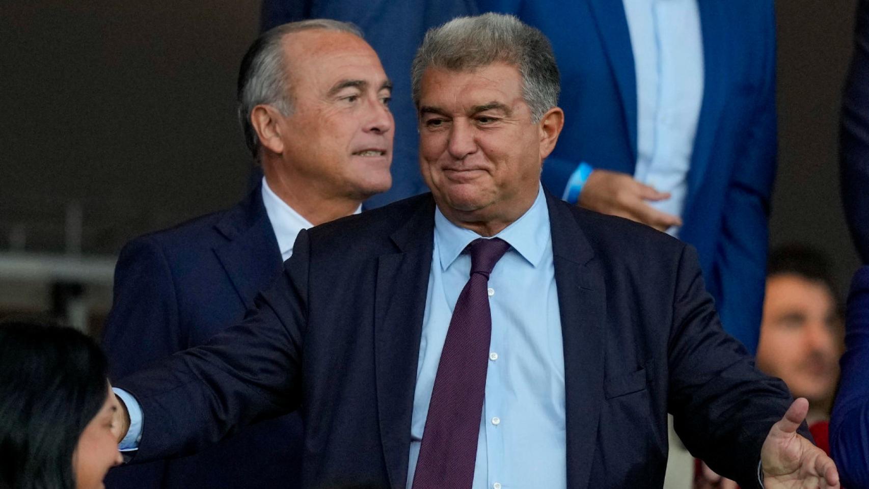 Joan Laporta y Rafa Yuste, en el palco durante el Barça-Shakhtar