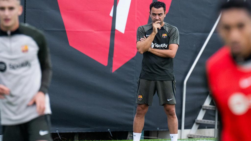 Xavi, dirigiendo un entrenamiento del Barça de cara al partido contra el Real Madrid