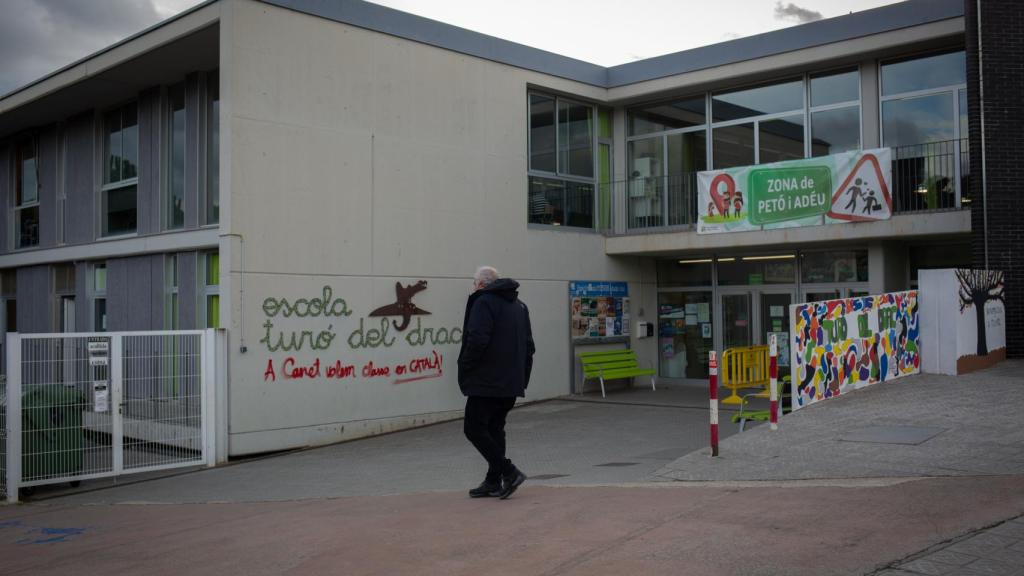 Una pintada en la fachada de la escuela 'Turó del drac'
