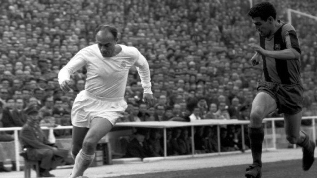 Alfredo Di Stéfano, en un partido con el Real Madrid