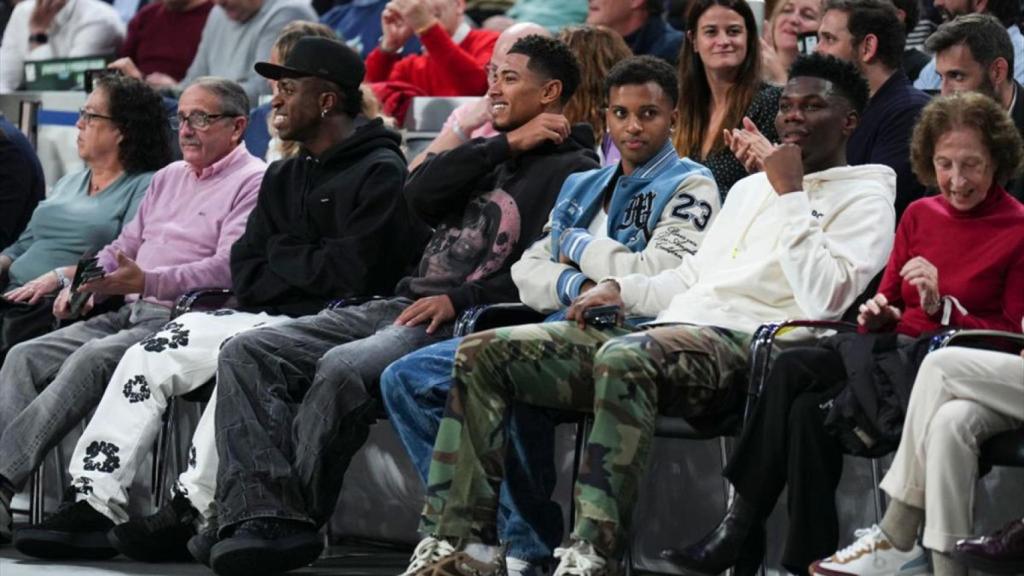 Los jugadores del Real Madrid de fútbol, disfrutando en el Wizink Center