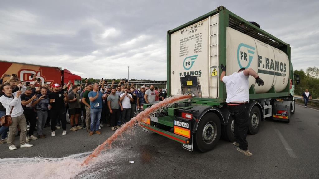 Bodegueros franceses destruyen un envío de vino español