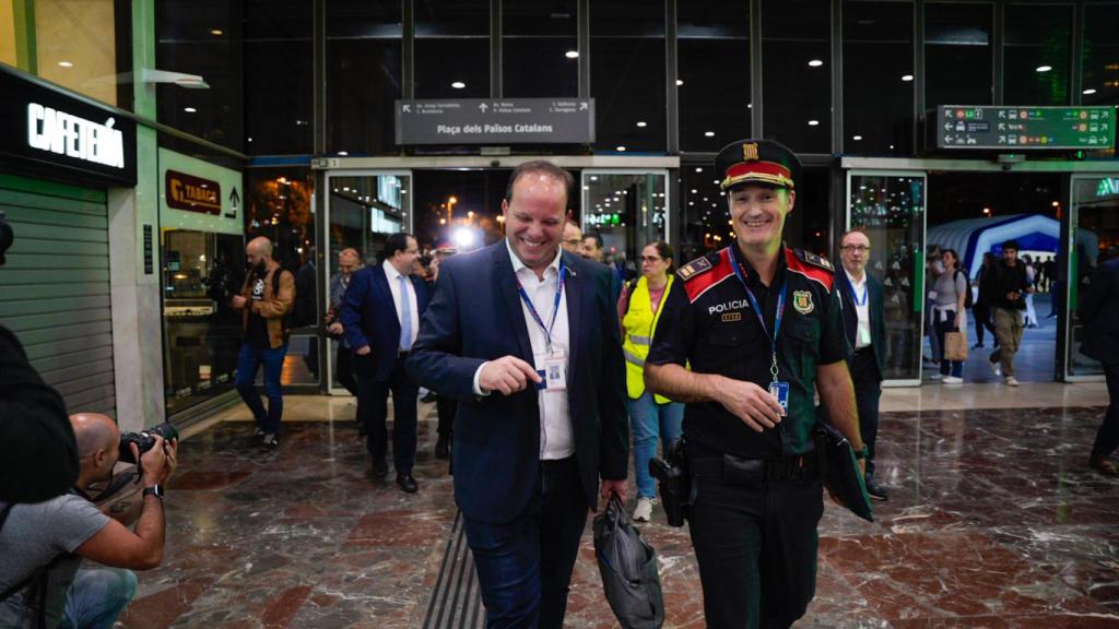 El director general de Mossos, Pere Ferrer (i), y el comisario jefe, Eduard Sallent (d), durante el simulacro de atentado terrorista en la Estación de Sants