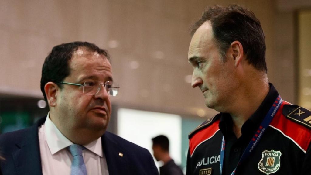 El 'conseller' Elena y el comisario jefe de Mossos, Eduard Sallent, durante un simulacro en Sants