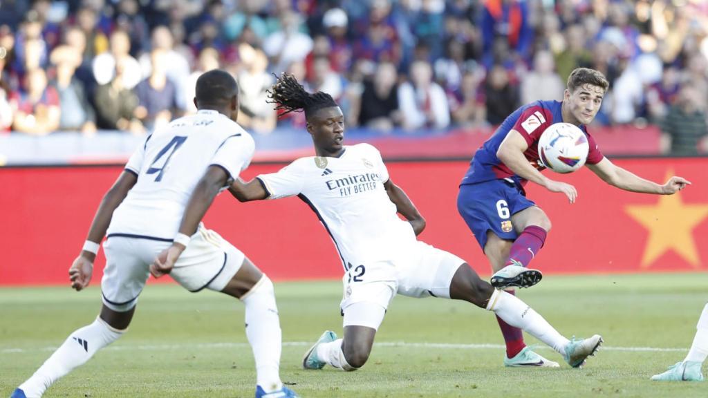 Gavi, durante un clásico contra el Real Madrid